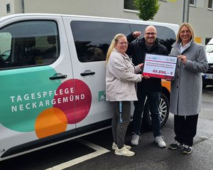 Von rechts: v. r.: Petra Görlach, Regionaldirektorin von Lotto Baden-Württemberg, sowie Florian Weber und Angela Di Benedetto stehen vor der Tagespflege der Johannes-Diakonie RegioCare in Neckargemünd.