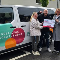 Von rechts: v. r.: Petra Görlach, Regionaldirektorin von Lotto Baden-Württemberg, sowie Florian Weber und Angela Di Benedetto stehen vor der Tagespflege der Johannes-Diakonie RegioCare in Neckargemünd.